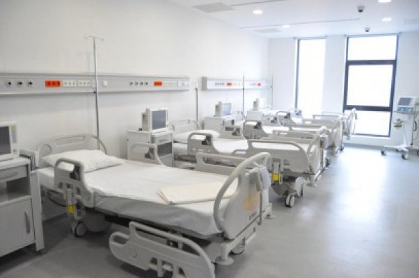 Un tânăr operat la spitalul privat din Ovidiu susţine că intervenţia este un eşec: are febră şi va fi transportat la Bucureşti!
